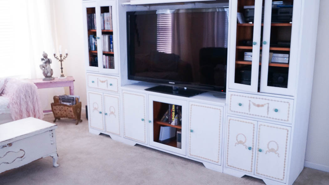 White Lace Cottage Media Cabnit