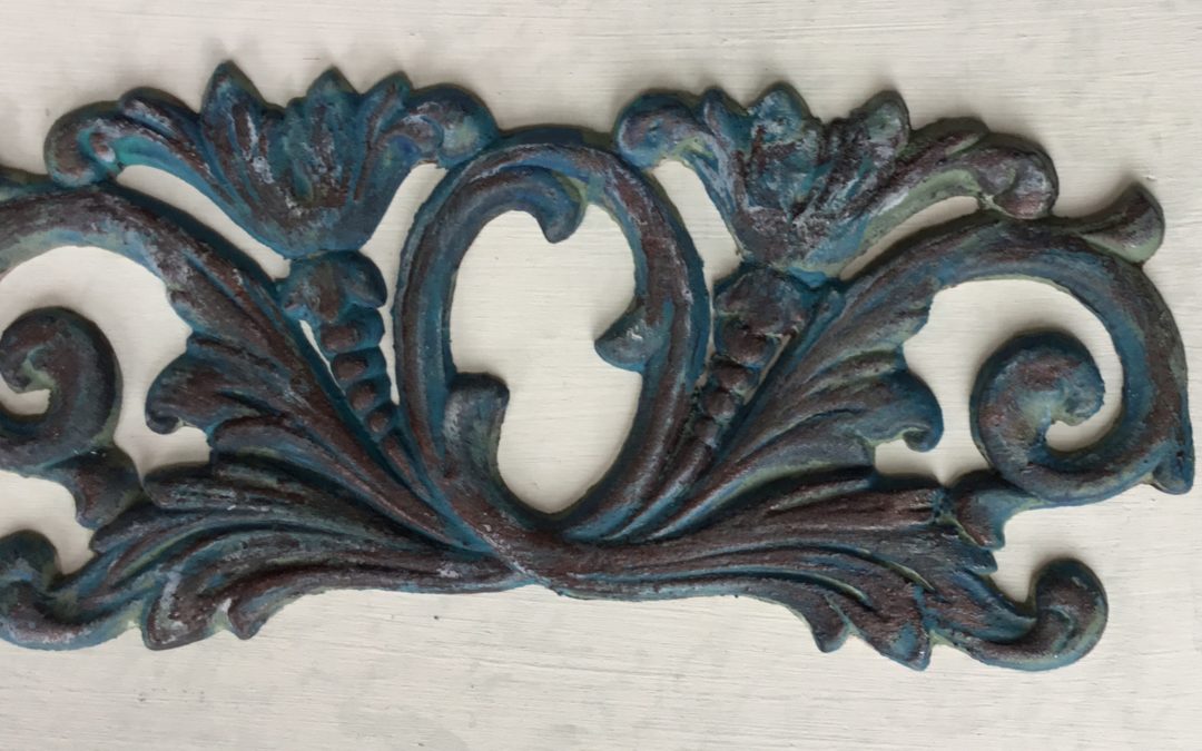 Wooden appliques pediments